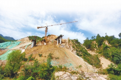 十九小光阴｜高速路腾架深山 靠“夫妇桩”寸寸深挖